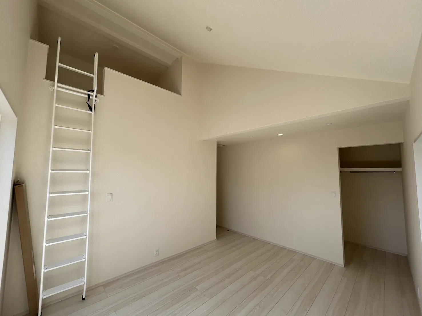 【①号棟8.375帖洋室】
主寝室8帖超えに加え、勾配天井で解放感のある空間に!