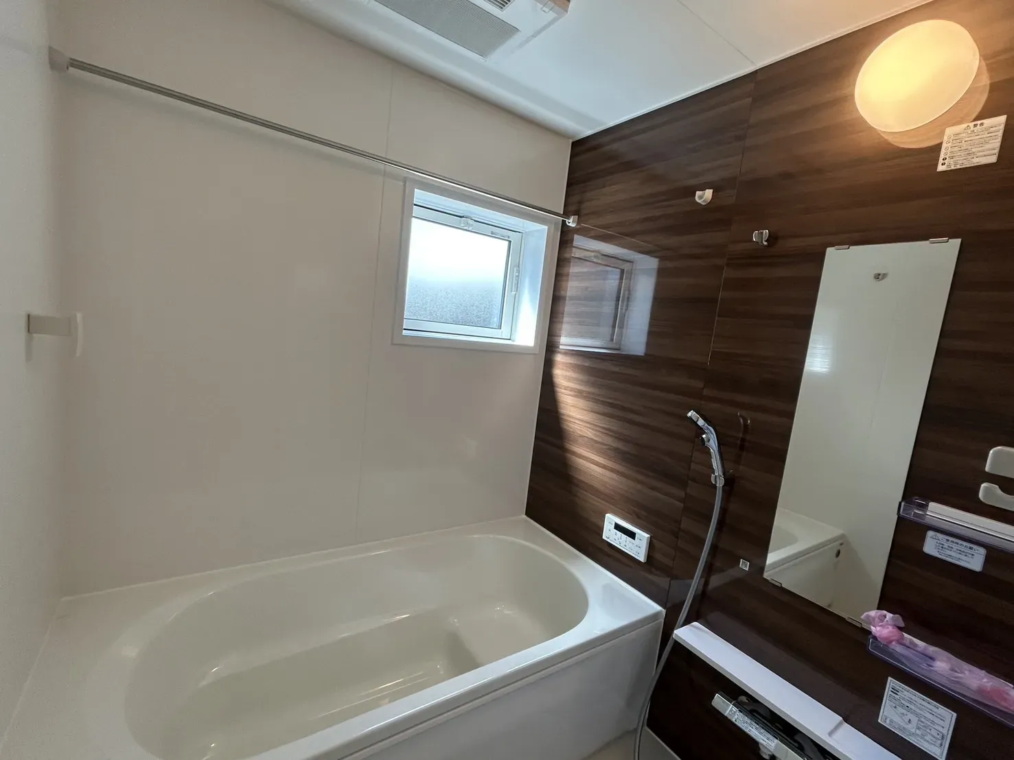 【①号棟浴室】
浴室暖房付きで、寒い冬でも安心!