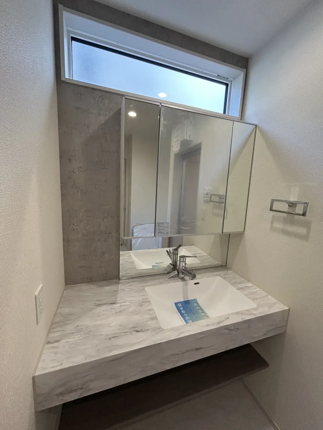 【②号棟洗面所】
鏡の裏が収納スペースになっています!