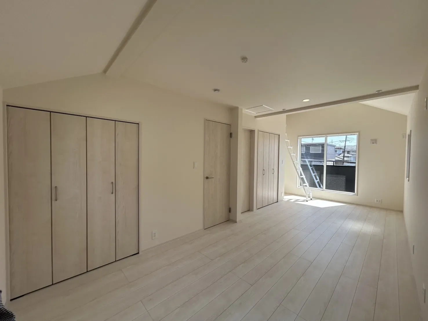 【②号棟5.25帖+6.41帖洋室】
カーテンや壁(※別途工事費要)を取り付け3LDKから4LDKに変更可能!