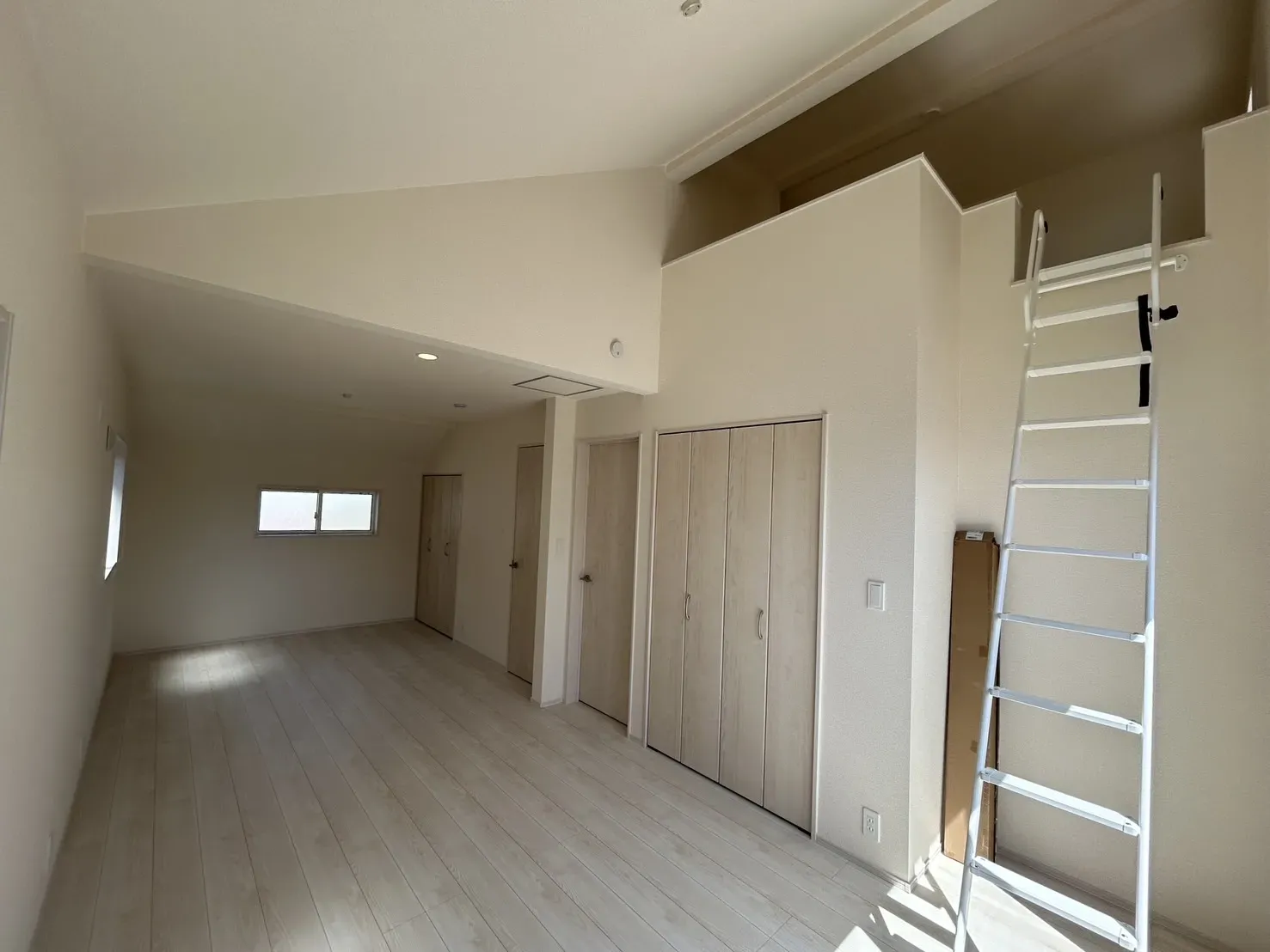 【②号棟5.25帖+6.41帖洋室】
勾配天井でデザイン性や解放感がアップ!
