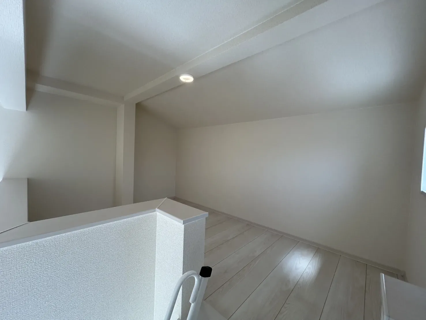 【②号棟ロフト】
季節物の衣類やアウトドアのグッズ等、様々な物を収納する事が出来ます!