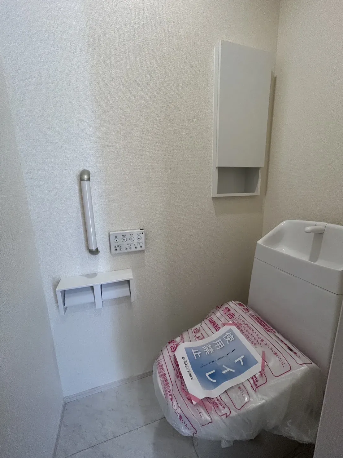 【②号棟1階トイレ】
手すり・壁付け収納があり機能性高です!