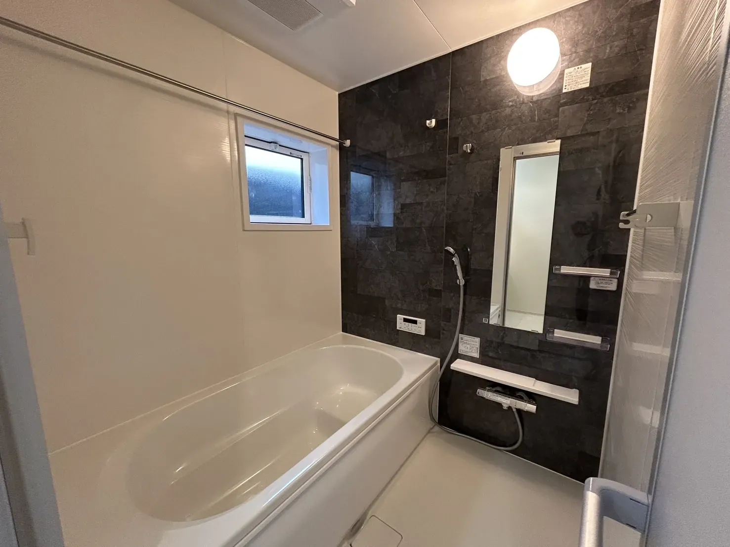 【②号棟浴室】
浴室暖房と物干し竿がついているので、雨の日でも洗濯物が早く乾きます!