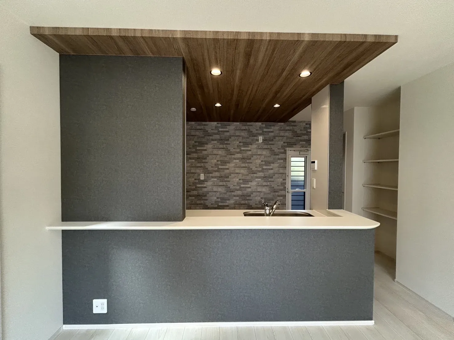 【②号棟キッチン】
黒を基調としたキッチンは、スタイリッシュで高級感のある空間を生み出します!