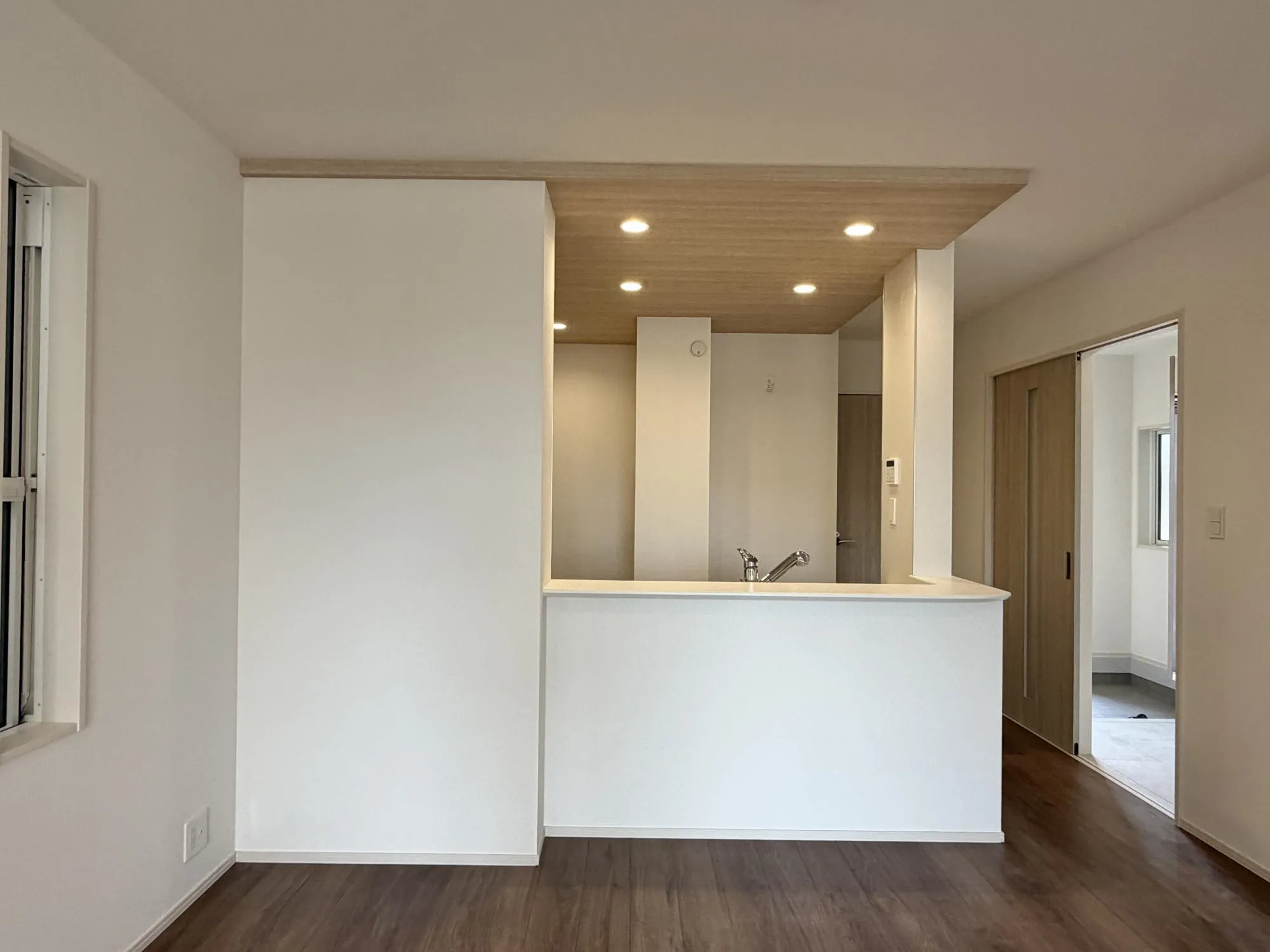 【キッチン1号棟】カウンター式キッチンで調理しながらリビングの様子をうかがえます。