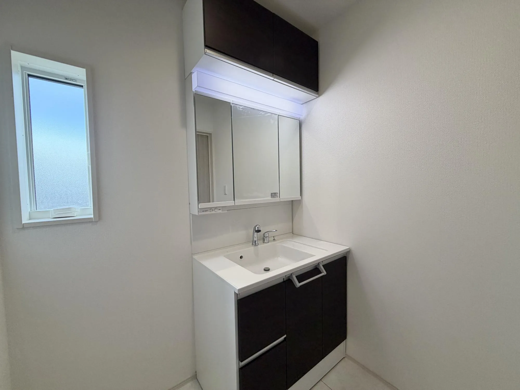 【洗面1号棟】三面鏡付の洗面台には、上部吊戸棚と洗面ボウル下、三面鏡の中に収納があります♪