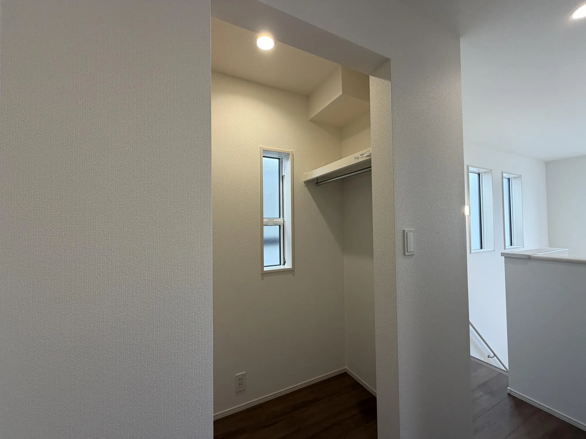 【2階廊下ウォークインクローゼット1号棟】2階の散らかりがちな生活用品、さっと片付きます。