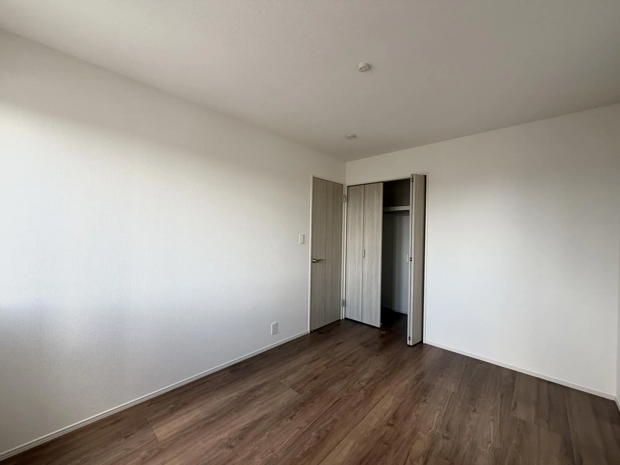 【洋室1号棟6帖】在宅ワークや趣味部屋にも対応。集中できる個室としても程よい広さで快適。