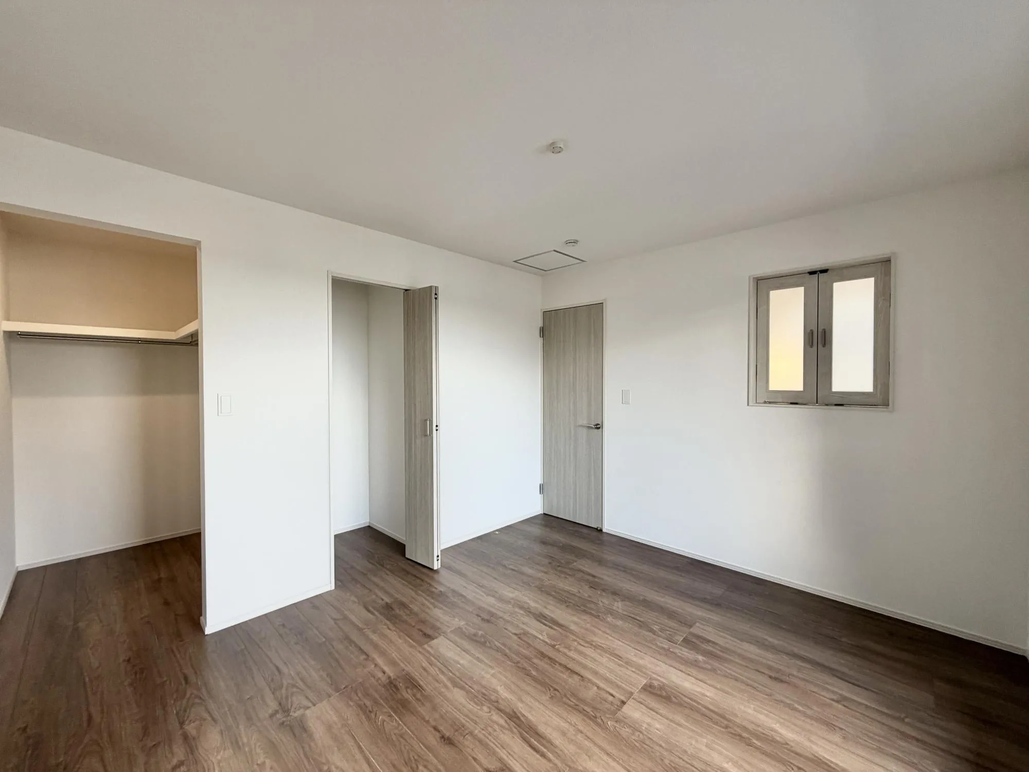 【洋室1号棟7帖】ダブルベッドも検討できる、落ち着きのある「広さの主寝室。