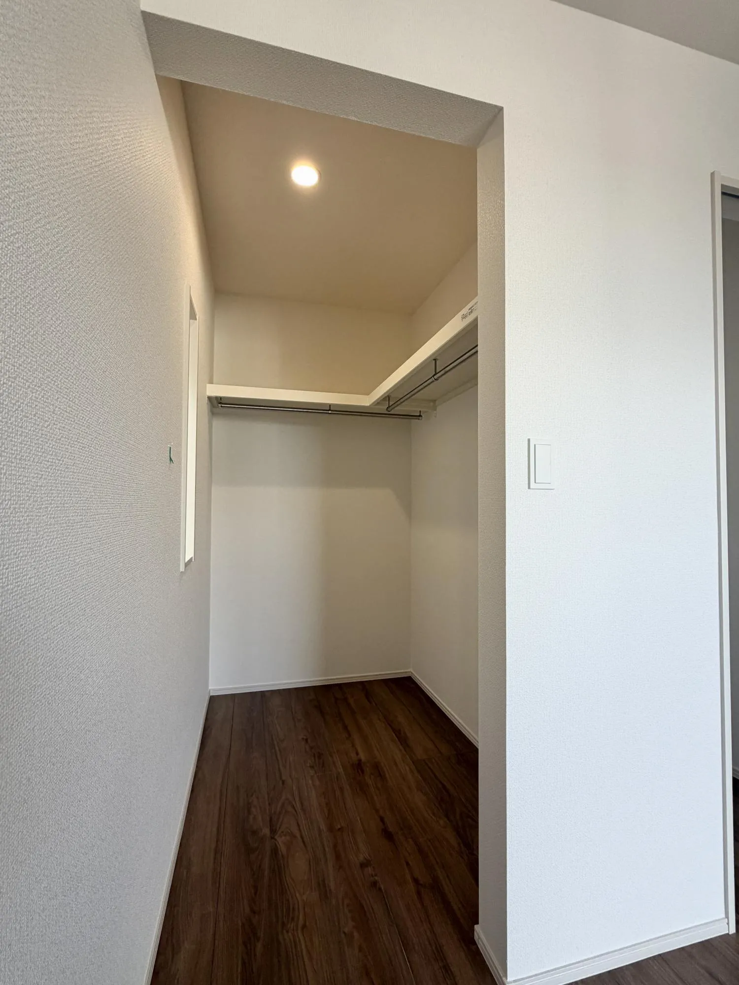 【70帖洋室ウォークインクローゼット1号棟】クローゼット+広々ウォークインクローゼットも設け収納力にも優れた一部屋です。