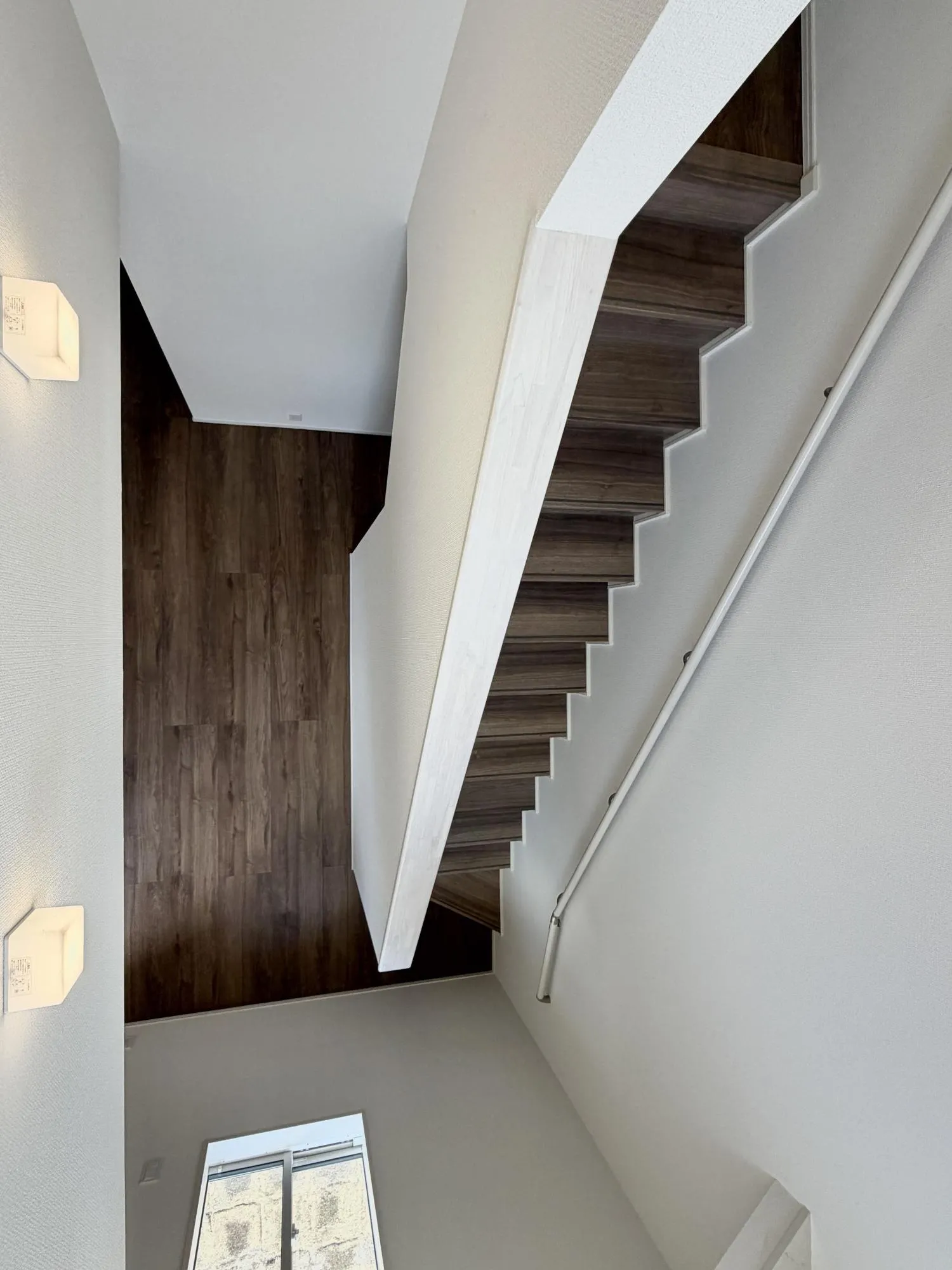 【リビング吹抜1号棟】
階段上部に設けた吹抜は採光はもちろん、2階からリビングへの呼びかけにも使える使い勝手の良さがウリです。