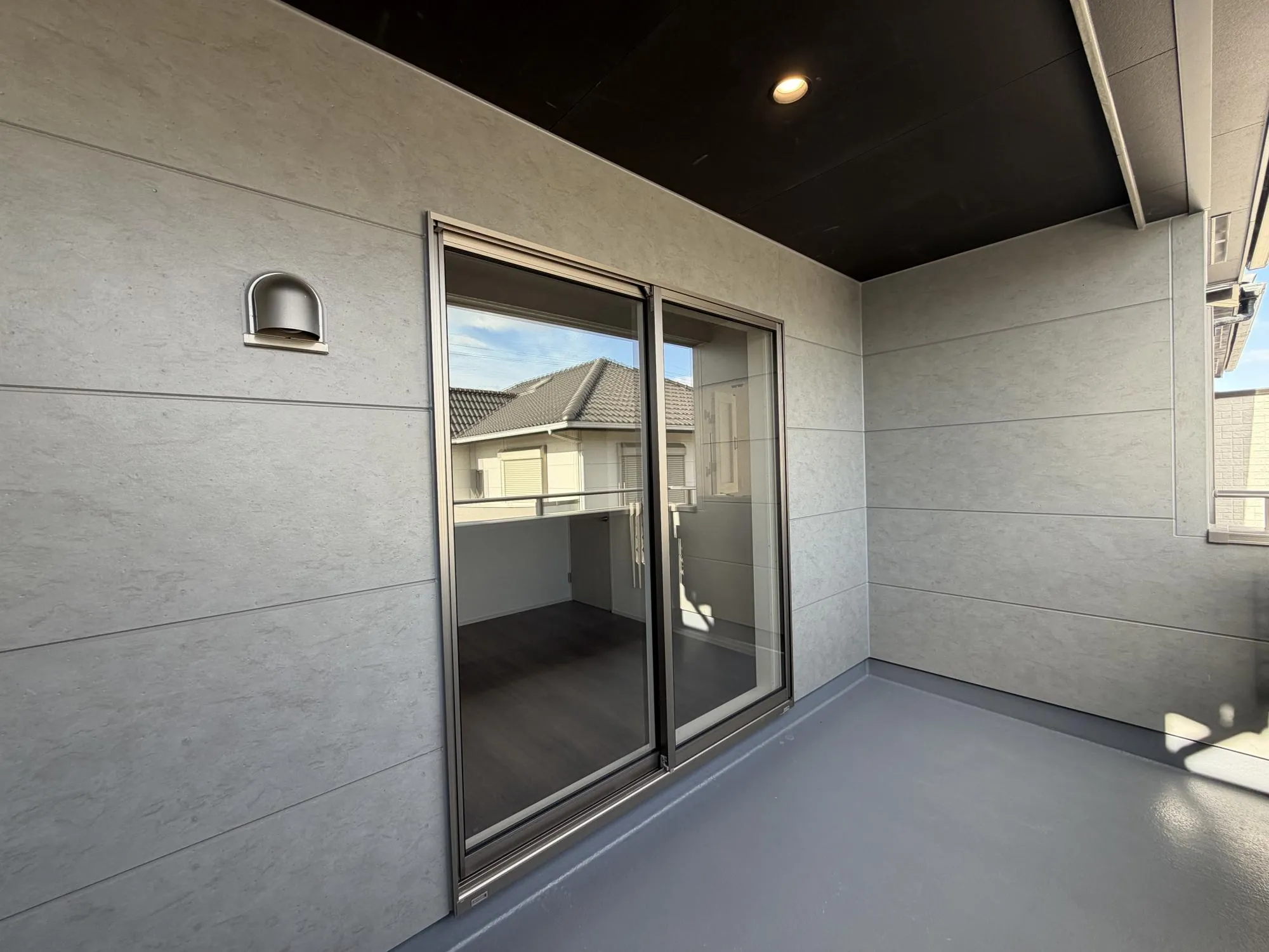 【バルコニー1号棟】南側に面したバルコニーは日当たり良好で洗濯物がよく乾きます。