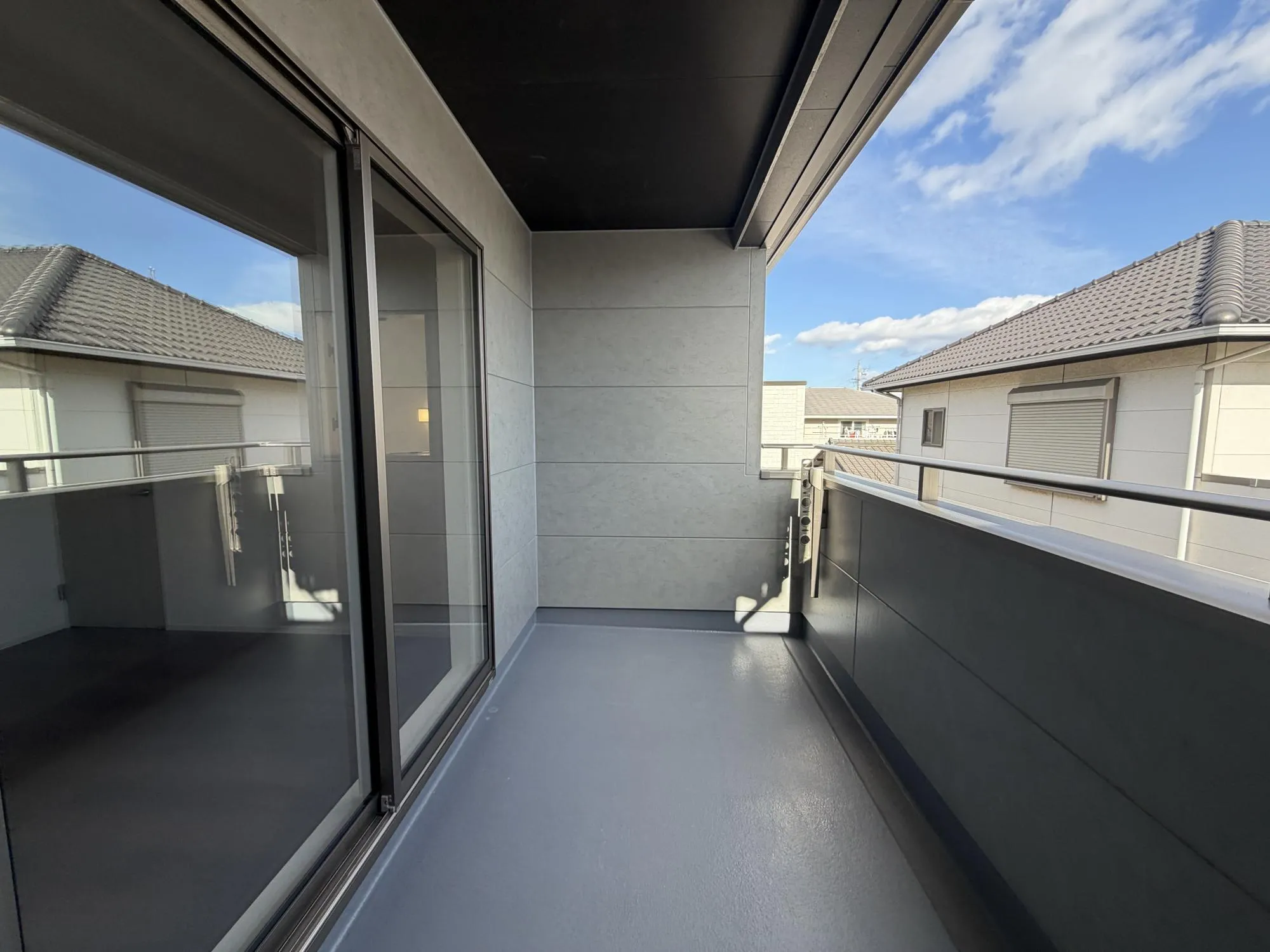 【バルコニー1号棟】インナーバルコニーとなっているため雨の日うっかりの時も安心。
