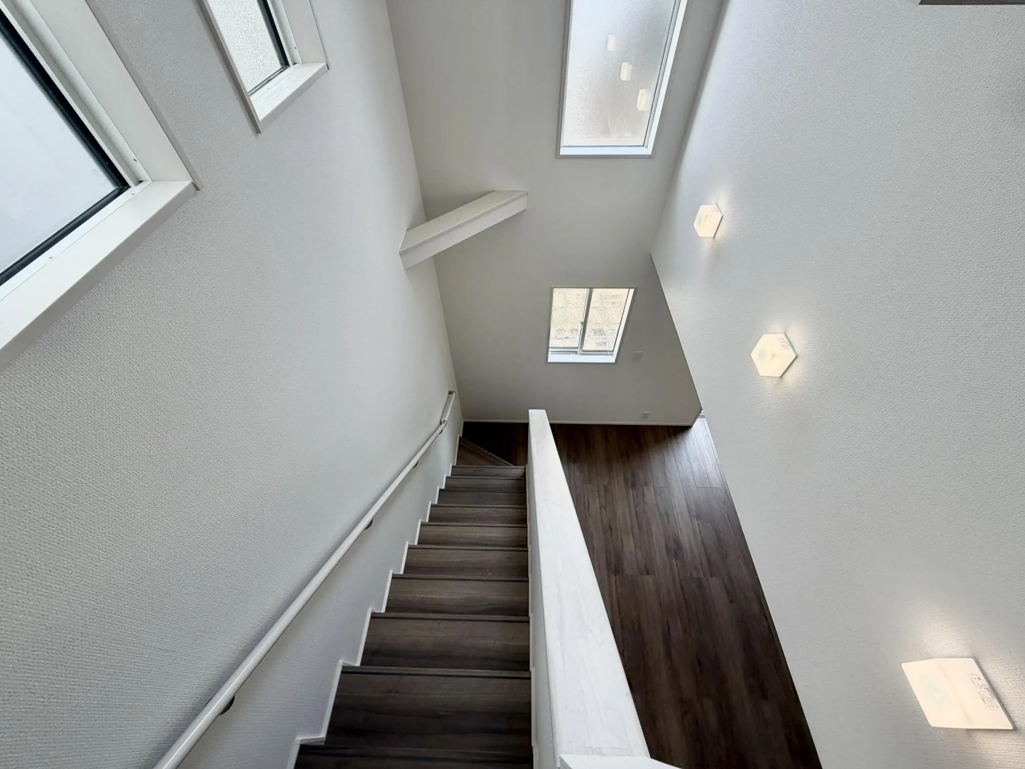 【吹抜1号棟】
階段上部に設けた吹抜は採光はもちろん、2階からリビングへの呼びかけにも使える使い勝手の良さがウリです。