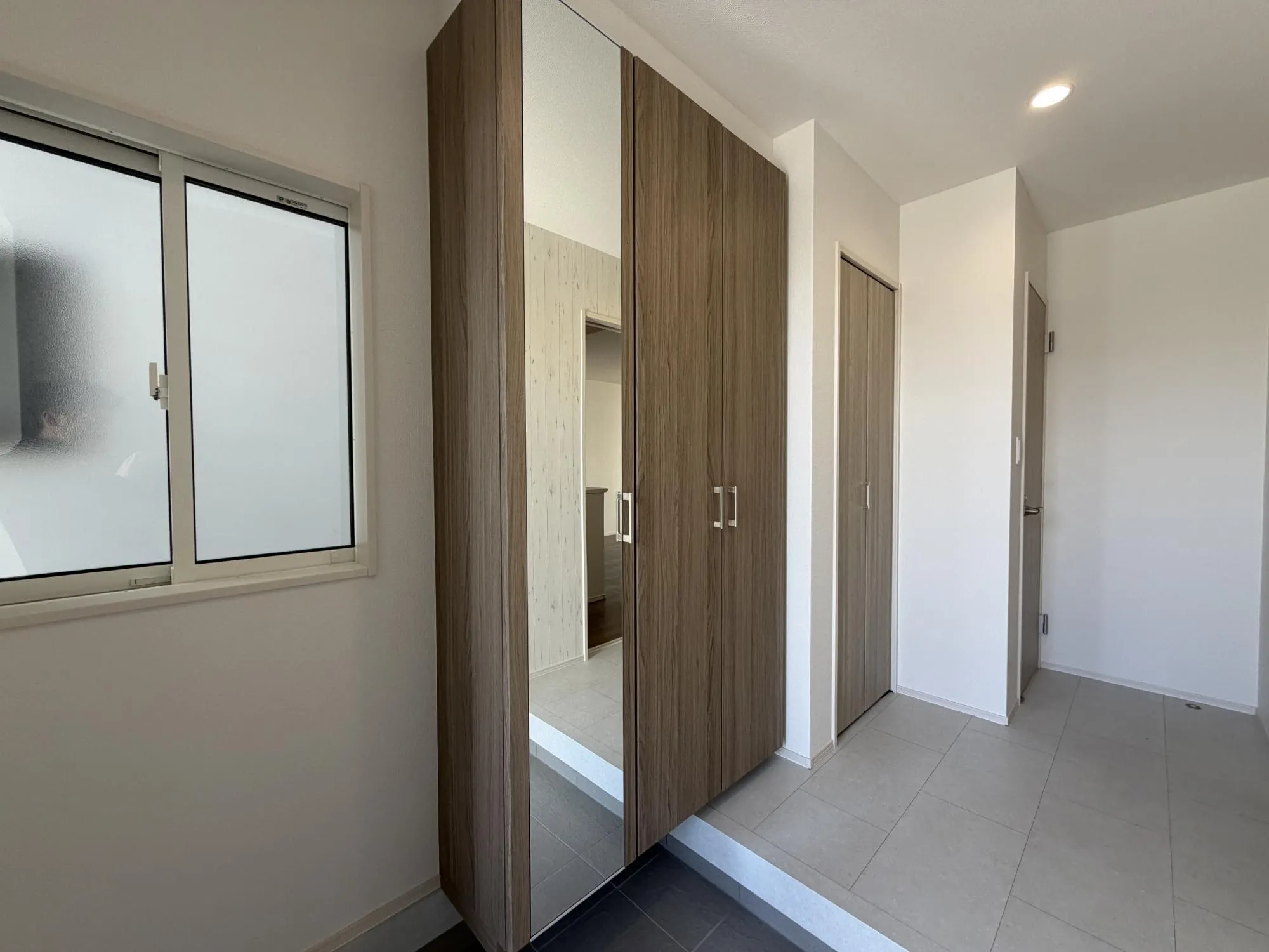 【玄関土間収納1号棟】
収納も身だしなみもこの場所で完結。大型玄関収納に姿見を備え、出かける前の動線が整う玄関