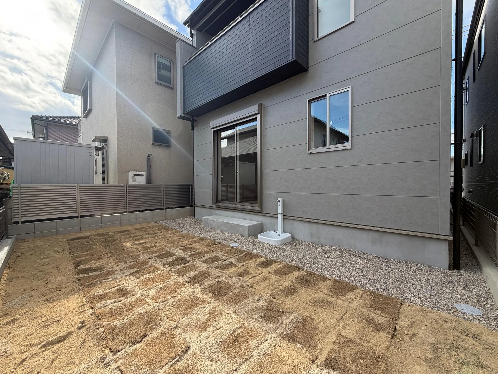 【庭1号棟】子供の遊び場やBBQもできるうれしい南側庭先4mの庭