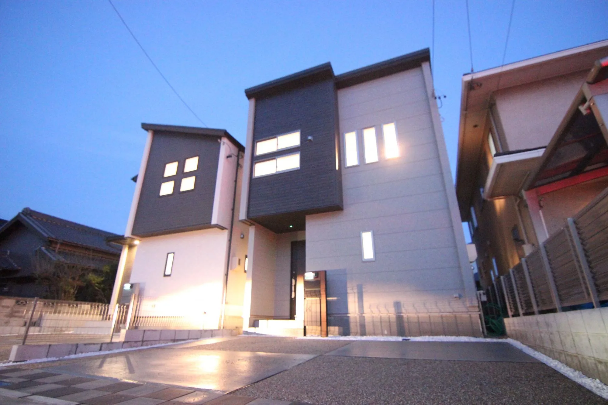 【外観写真】お昼時と違い夜は落ち着いた雰囲気になります。夕方や夜からのご案内も可能ですのでお気軽にお問い合わせください。