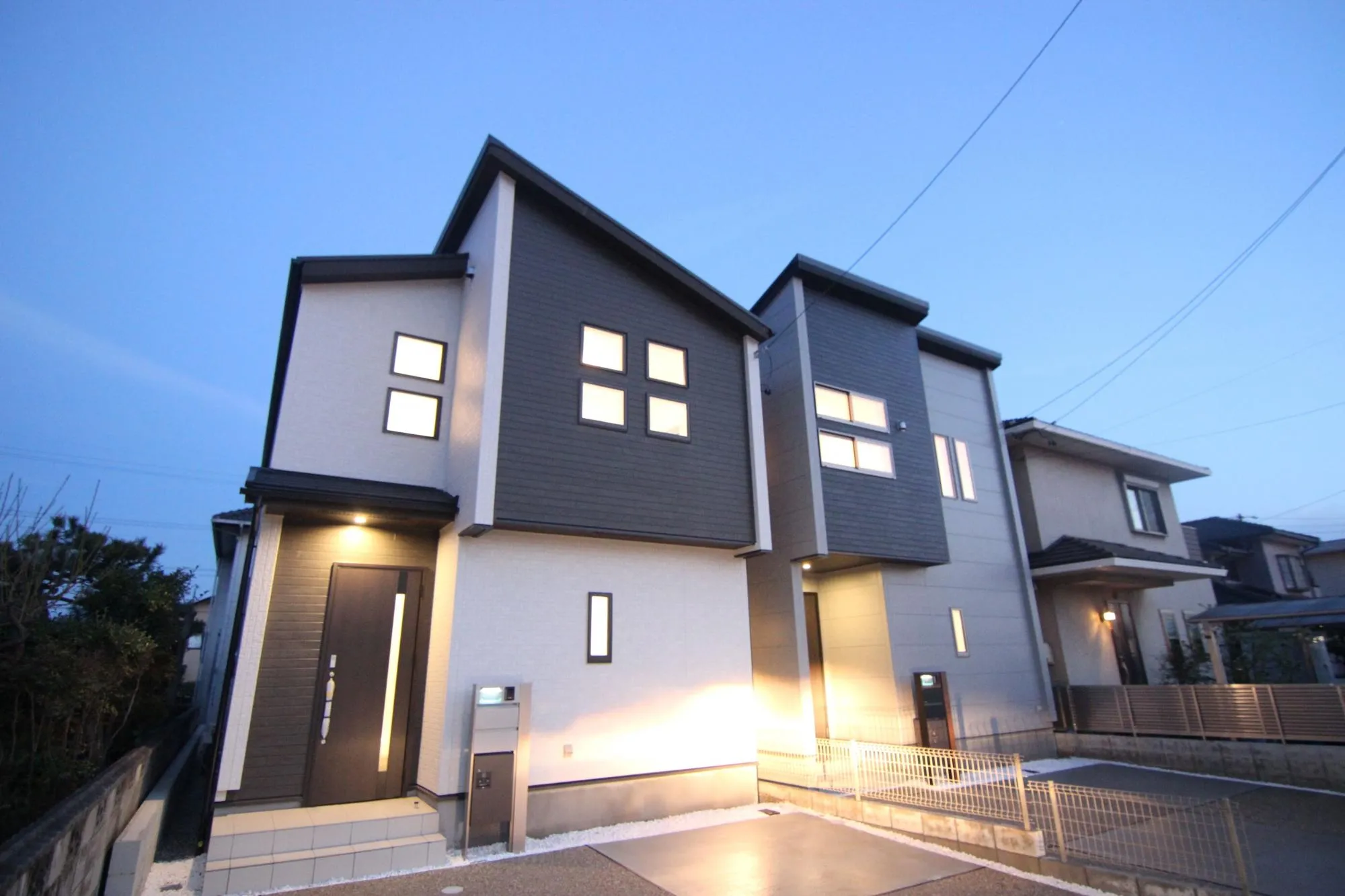 【夜写真】お昼時と違い夜は落ち着いた雰囲気になります。夕方や夜からのご案内も可能ですのでお気軽にお問い合わせください。