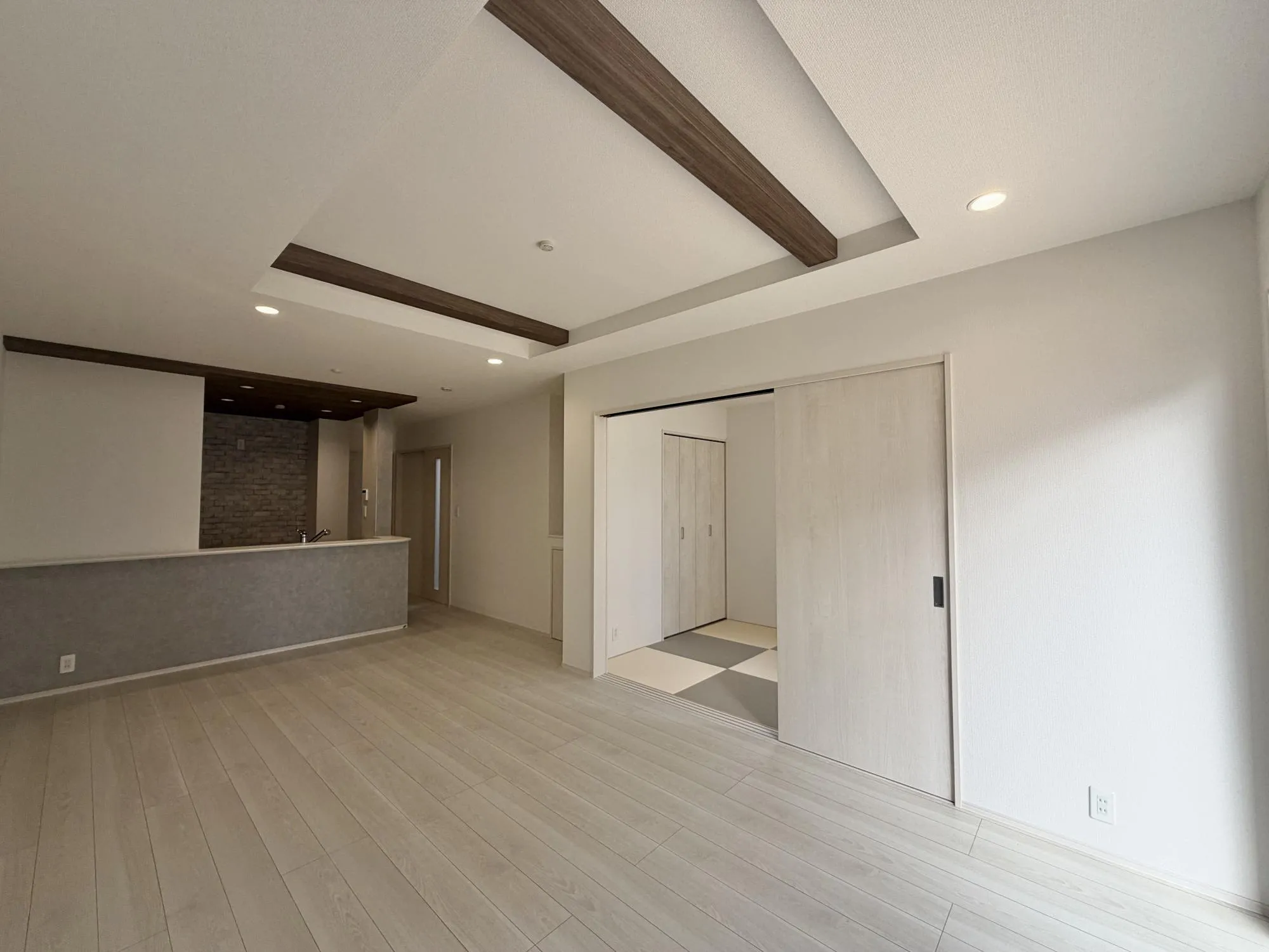 【リビング2号棟】南側向きリビングで庭先4mとれているため太陽の光が暖かく包み込みます。