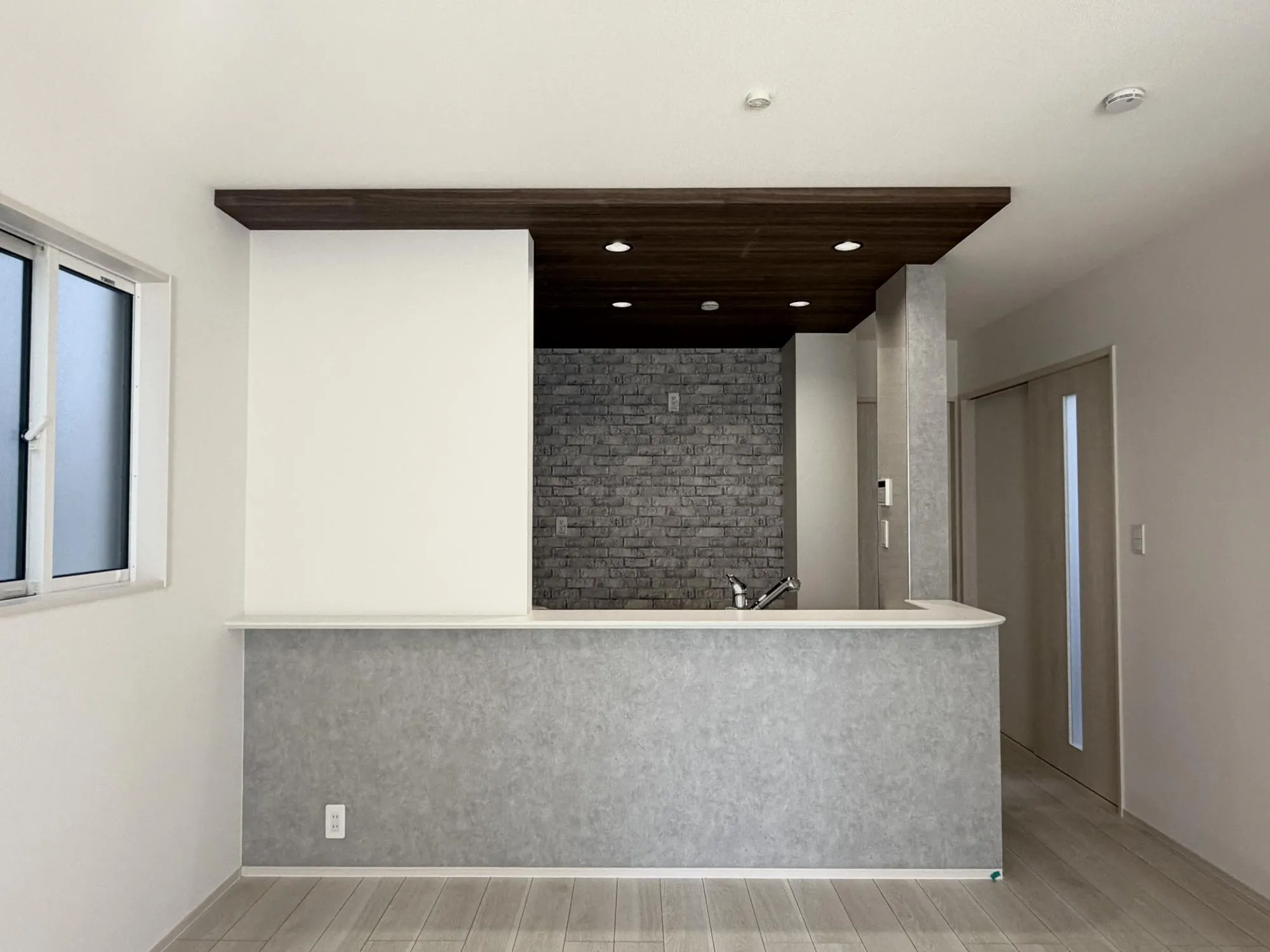 【キッチン2号棟】カウンター式キッチンで調理しながらリビングの様子をうかがえます。