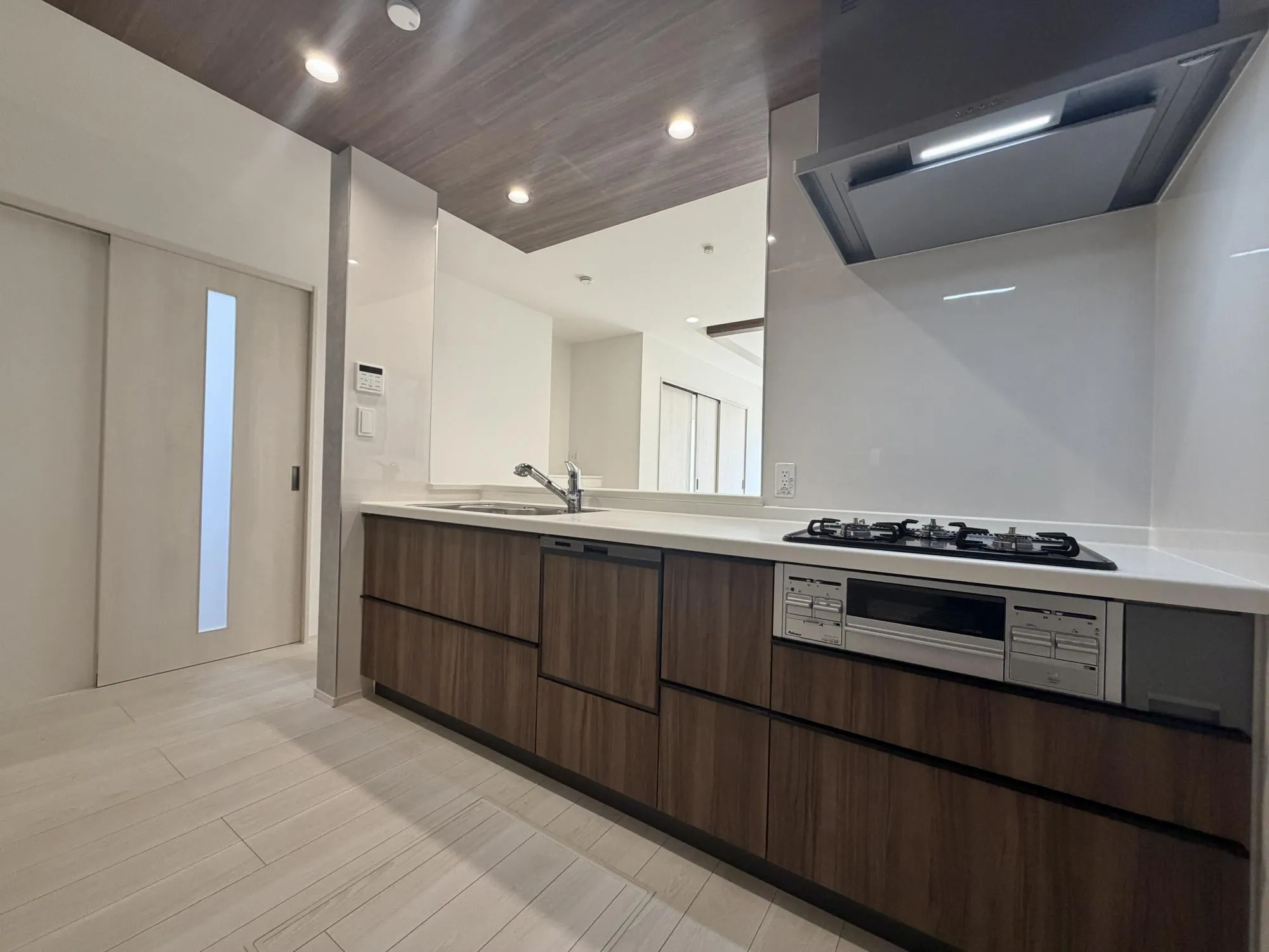 【キッチン2号棟】収納ご家族との会話を楽しみながら料理ができる対面式キッチン!