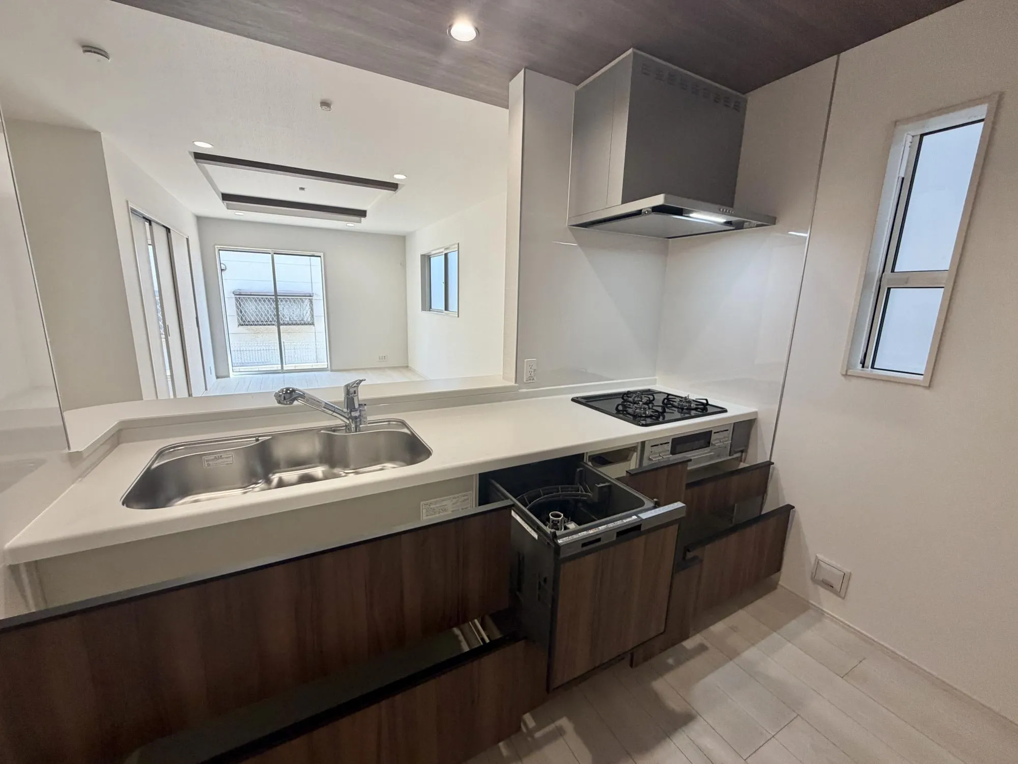 【キッチン2号棟】調理器具から食品ストックまでしっかり収まる、収納力豊富なキッチン