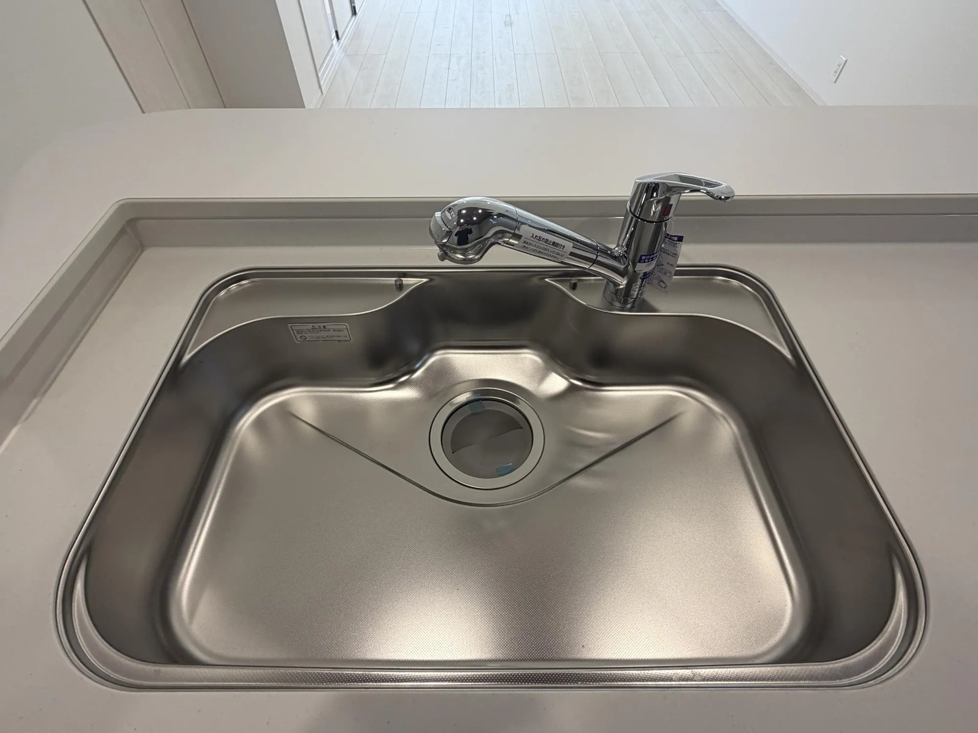 【キッチンシンク2号棟】ゆとりがあるため「洗う・流す・置く」が同時進行できて調理も後片付けも時短。