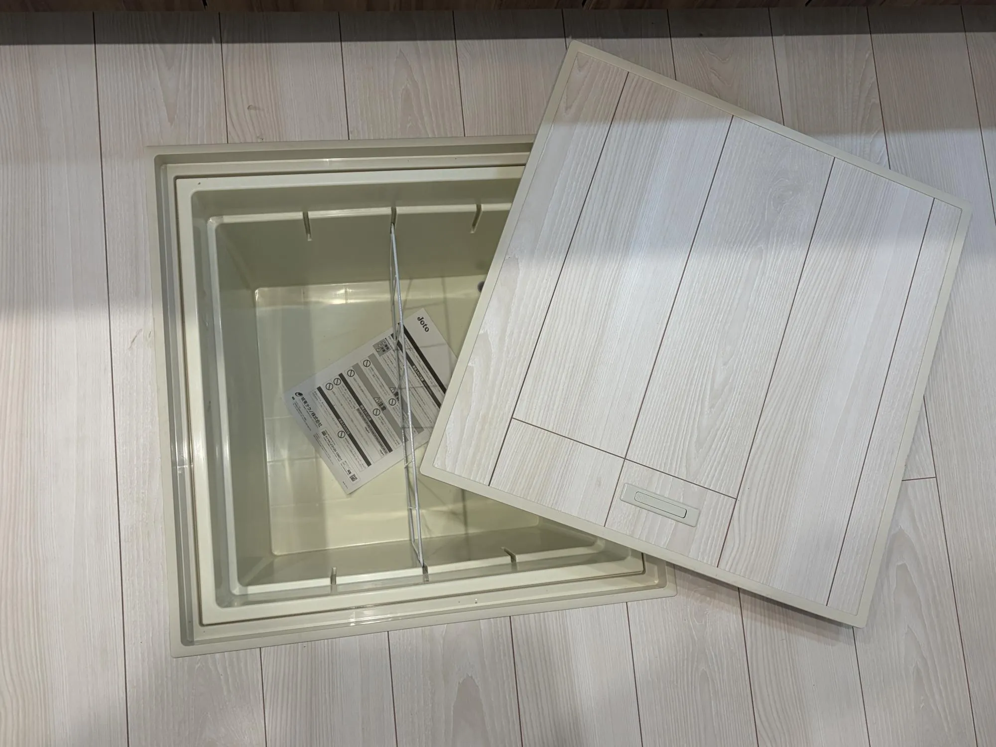 【キッチン床下収納2号棟】非常食や調味料などのストック品を収納できます。