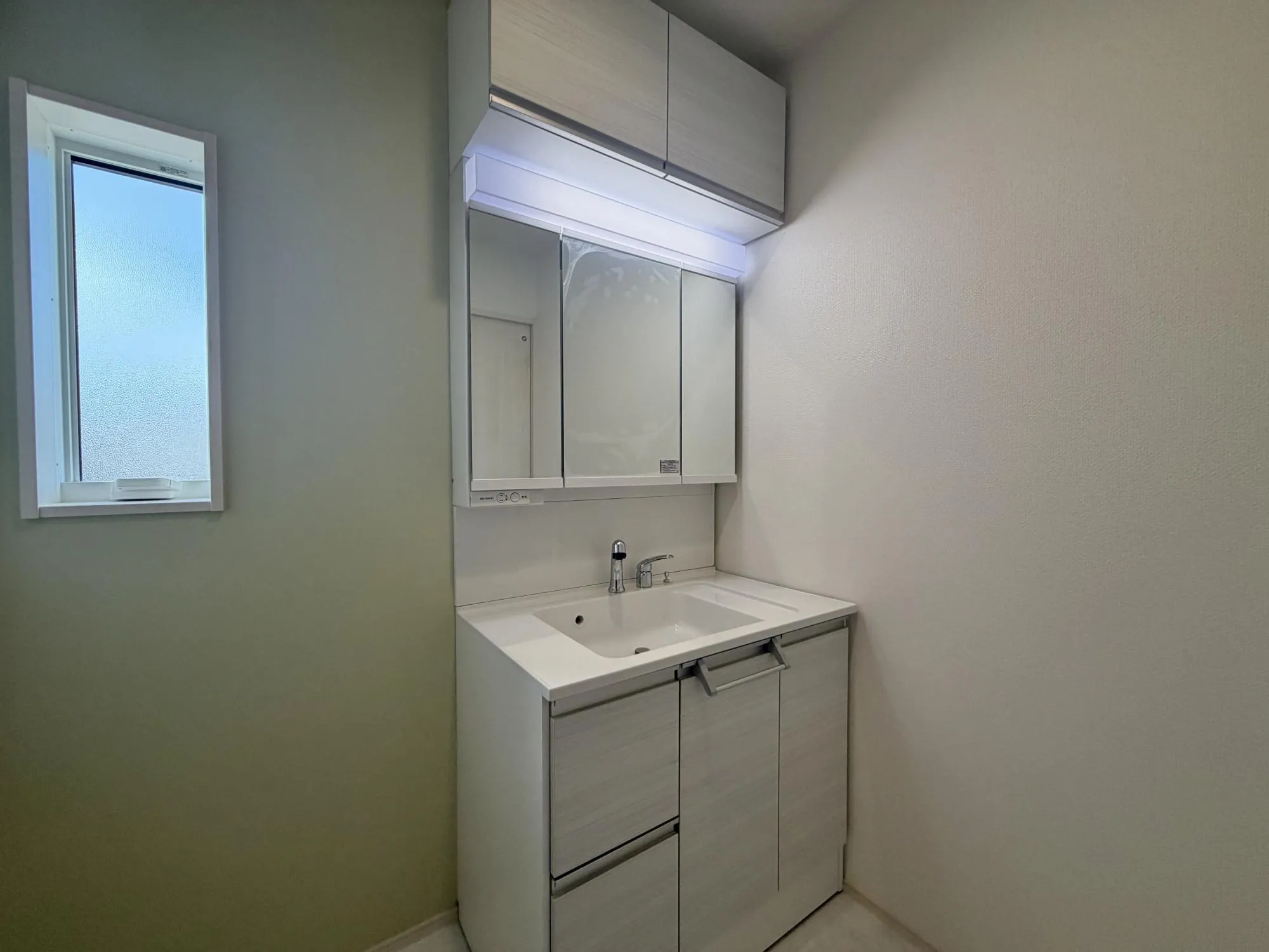 【洗面2号棟】三面鏡付の洗面台には、上部吊戸棚と洗面ボウル下、三面鏡の中に収納があります♪