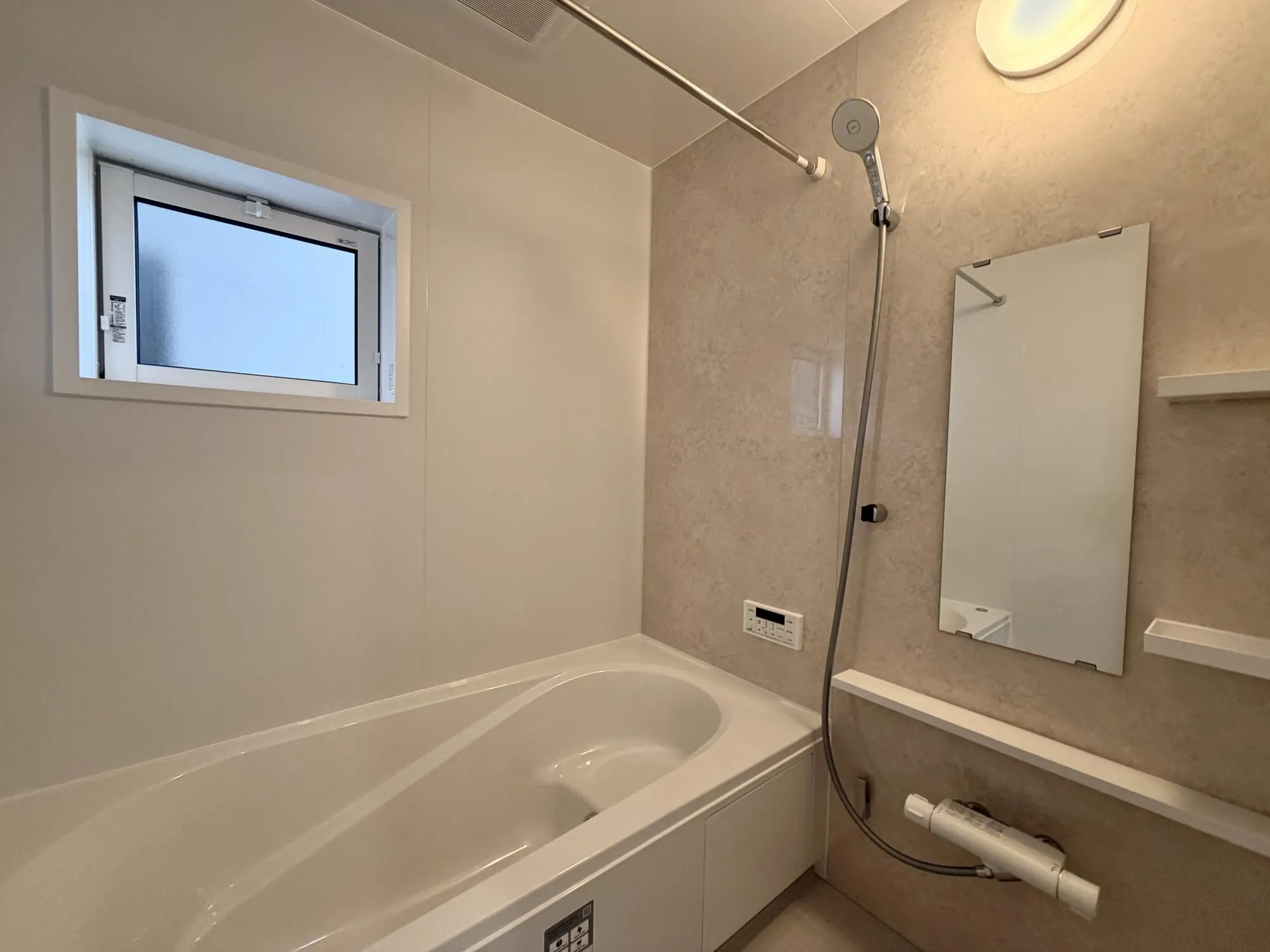 【浴室2号棟】落ち着い板色合いの浴室でゆったりとくつろげます!