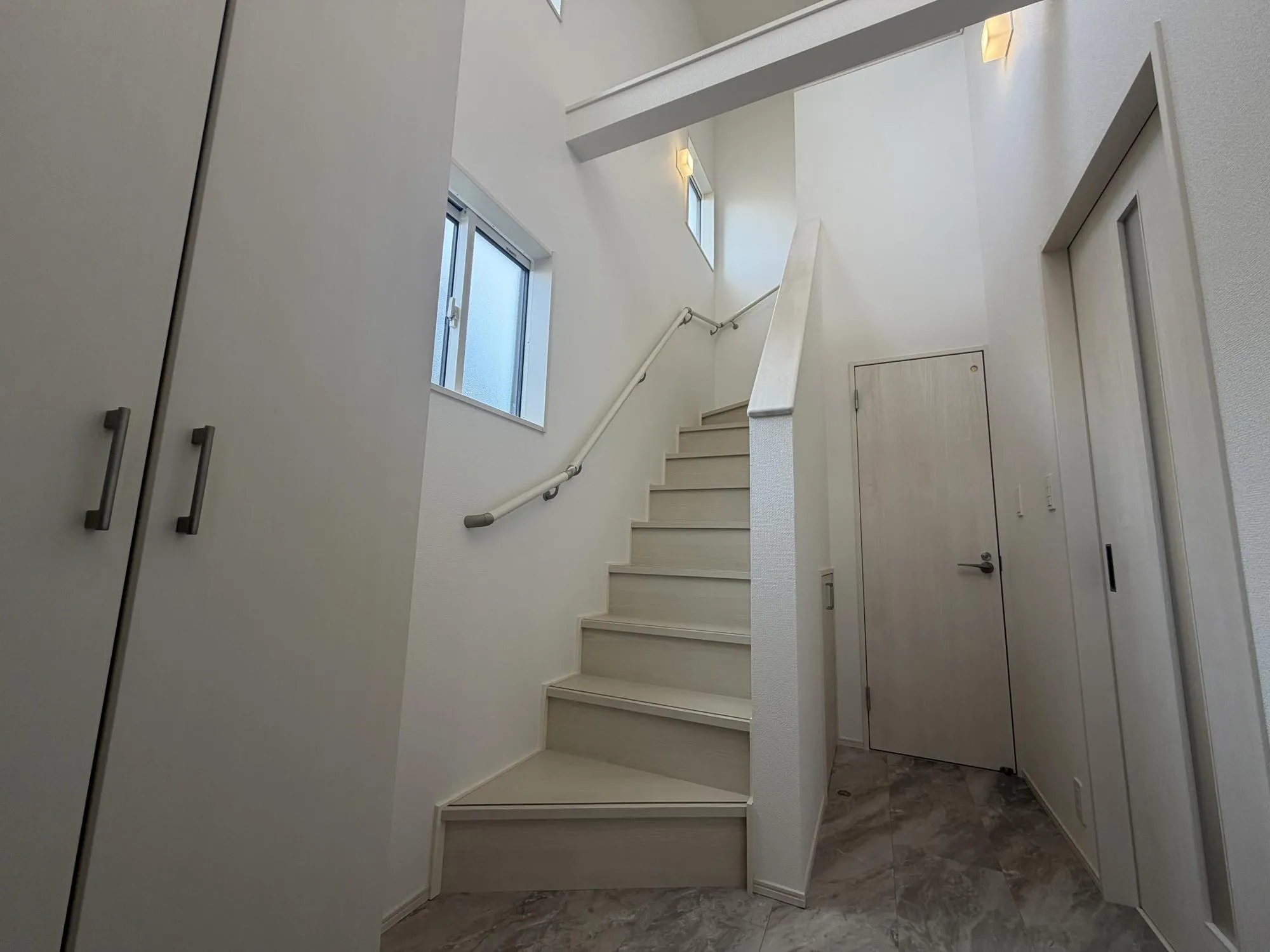 【玄関吹抜2号棟】玄関上部が吹抜で採光+デザイン性を兼ね備えたおしゃれな玄関です。