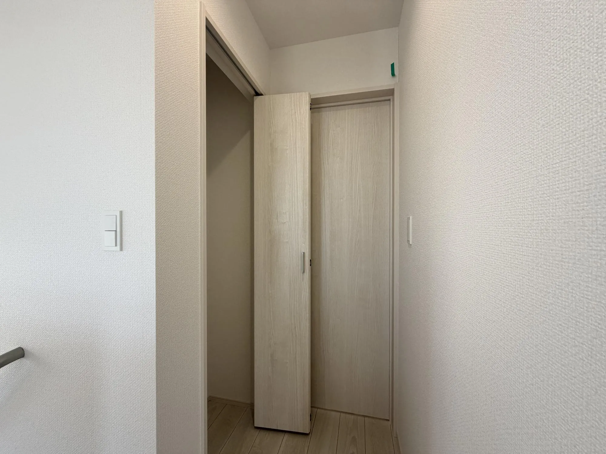 【2階廊下収納2号棟】2階に設けたコンパクト収納