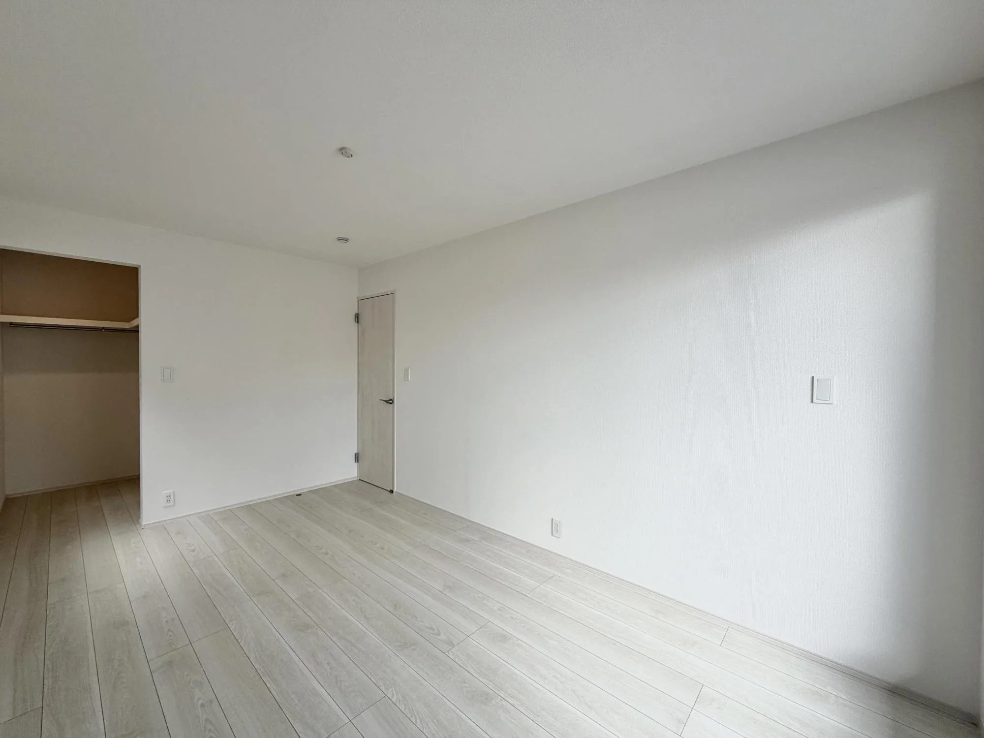 【洋室2号棟7帖】ダブルベッドも検討できる、落ち着きのある「広さの主寝室。