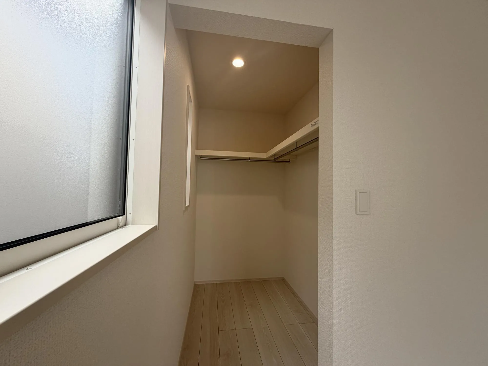【洋室ウォークインクローゼット2号棟】広々ウォークインクローゼットを設け収納力にも優れた一部屋です。
