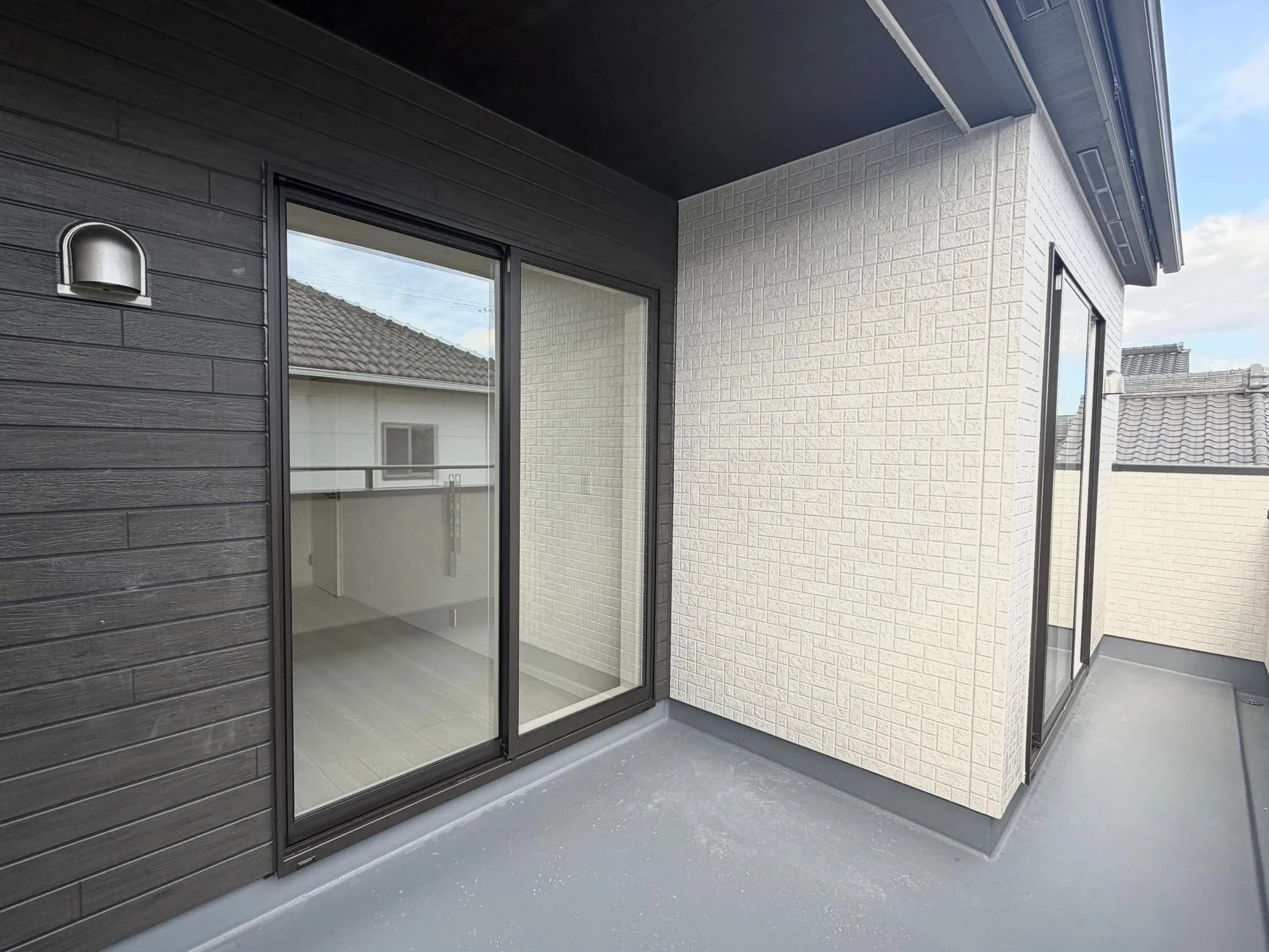 【バルコニー2号棟】南側に面したバルコニーは日当たり良好で洗濯物がよく乾きます。