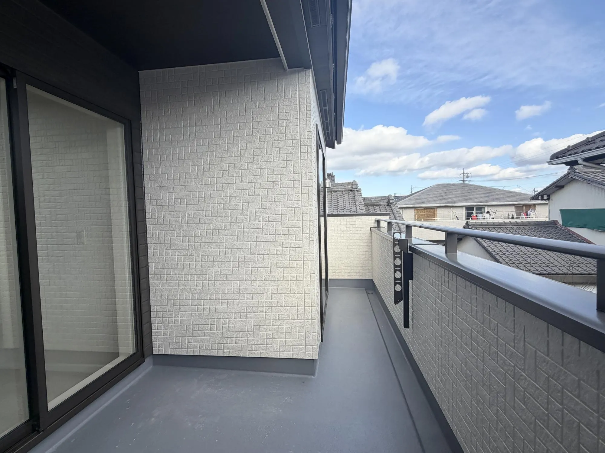 【バルコニー2号棟】インナーバルコニーとなっているため雨の日うっかりの時も安心。
