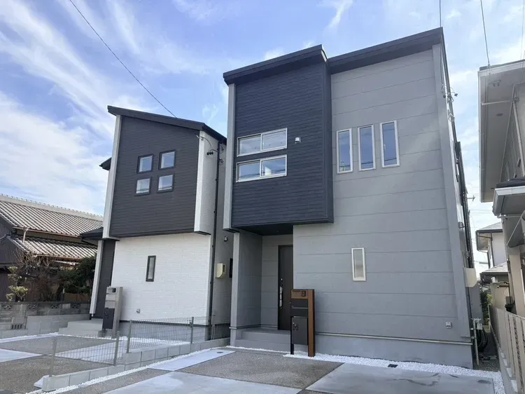 【完成外観】閑静な住宅街でありながら、買い物施設や学校が近くに揃う便利な立地