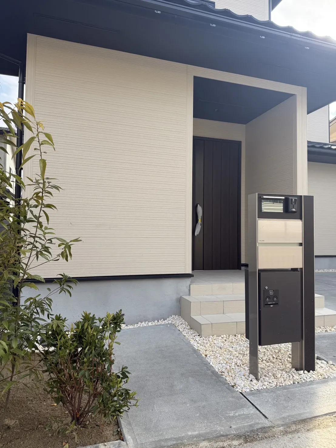 【玄関ポーチ・ポスト】
宅配ボックス付きのポストで不在時でも安心です。