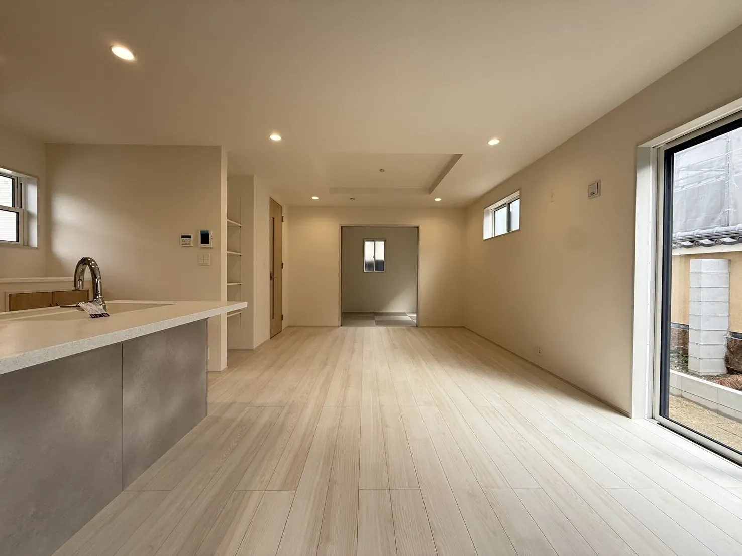 【LDK18.25帖】
広々とした明るい空間のリビングダイニングです!