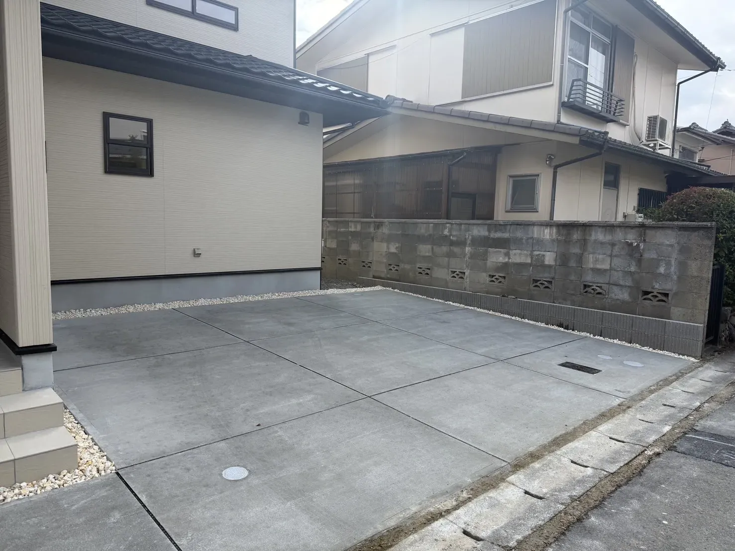 【駐車場】
最大並列で3台の車が駐車可能です!