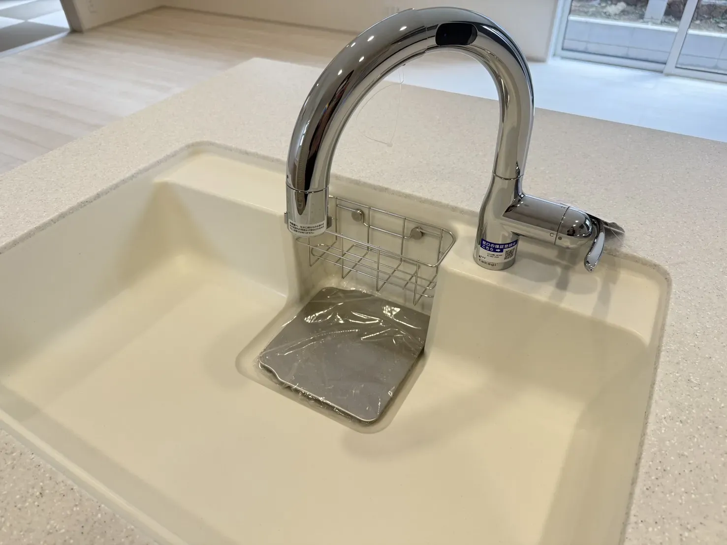 【タッチレス水栓】
料理中手が汚れても蛇口を捻らずに済みます!
