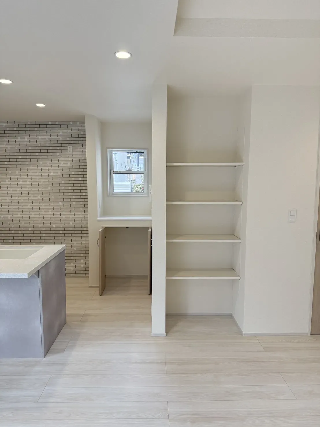 【収納】
キッチン横の可動棚は、食料品の収納に役立ちます!