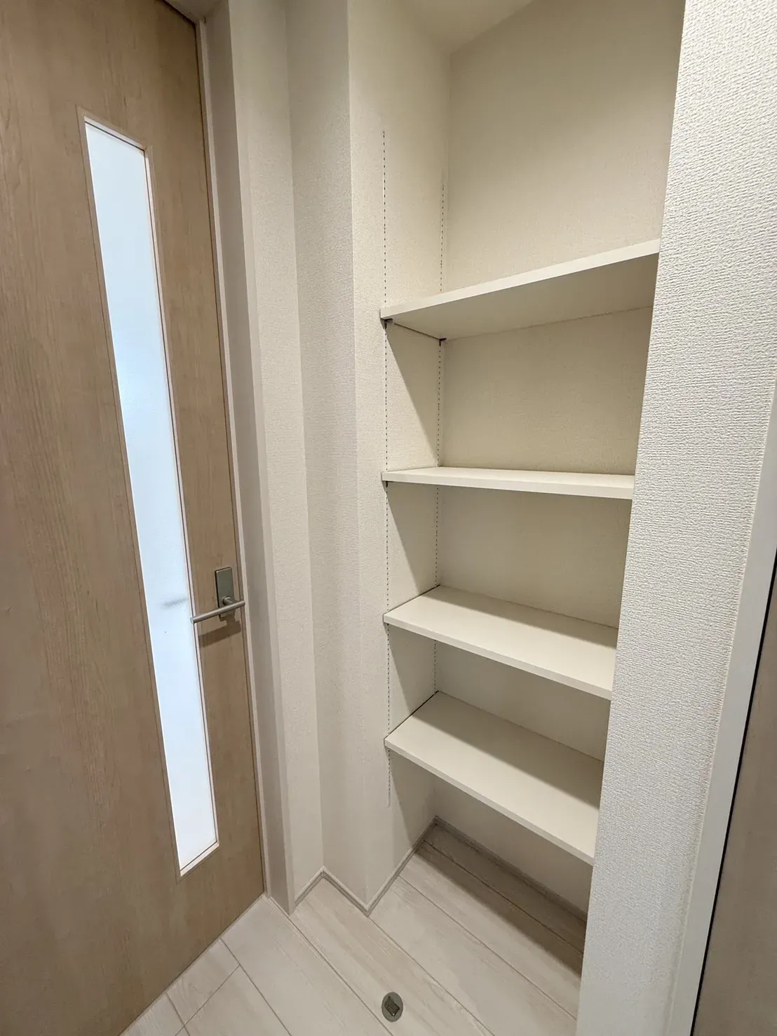 【収納】
リビングに繋がる扉の横に4段の可動棚が設置されており、お好きな物を置く事が出来ます!