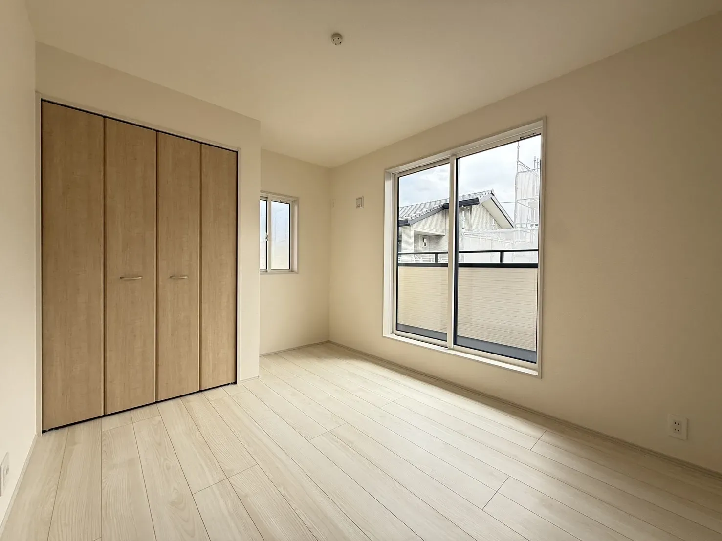 【5.5帖洋室】
日当たりが良く、明るい陽射しが差し込みます。