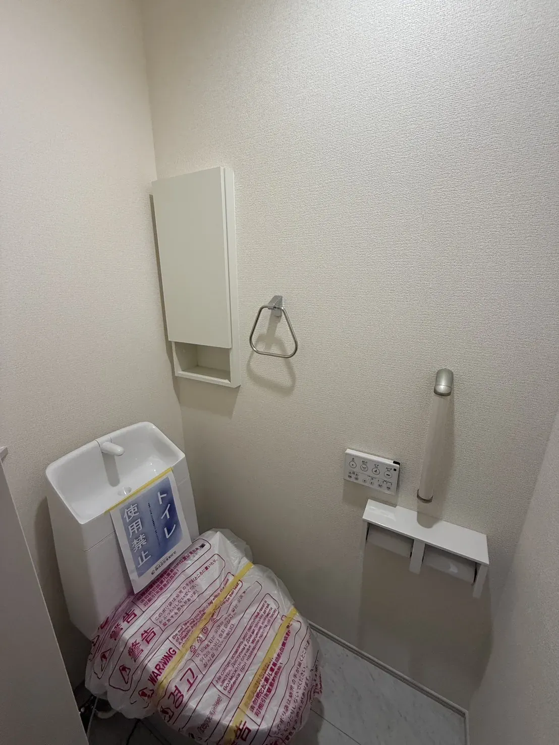 【1階トイレ】
手すり・壁付け収納があり機能性高です!