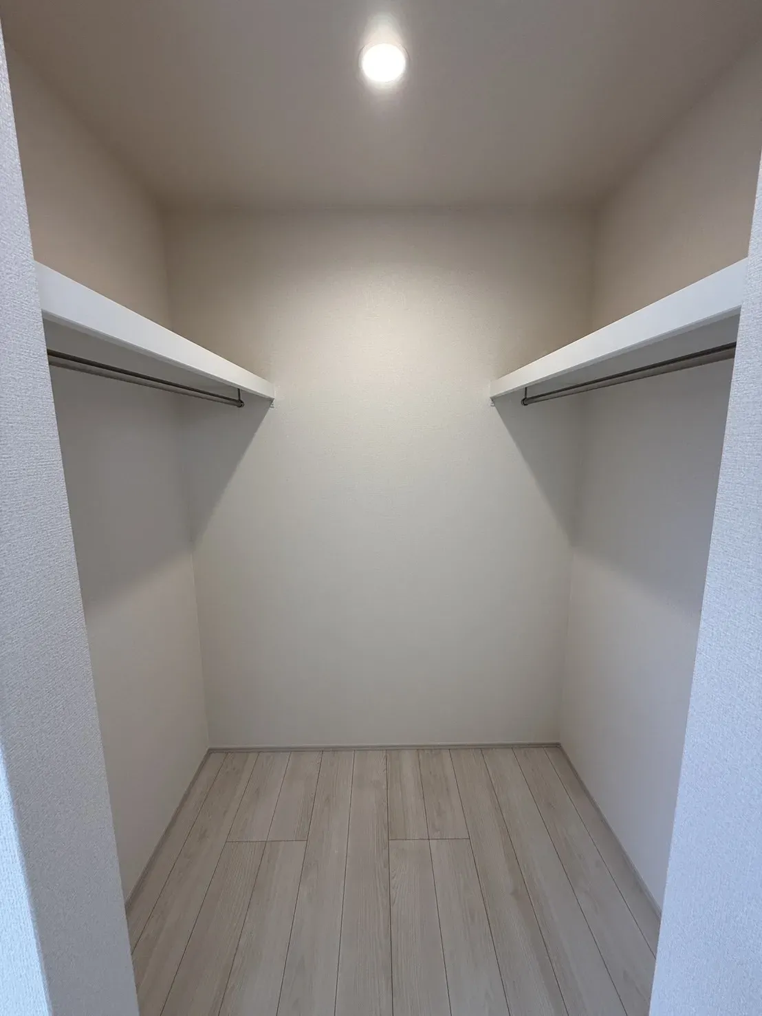 【ウォークインクローゼット】
小物から衣類までたっぷりと収納する事が出来ます!