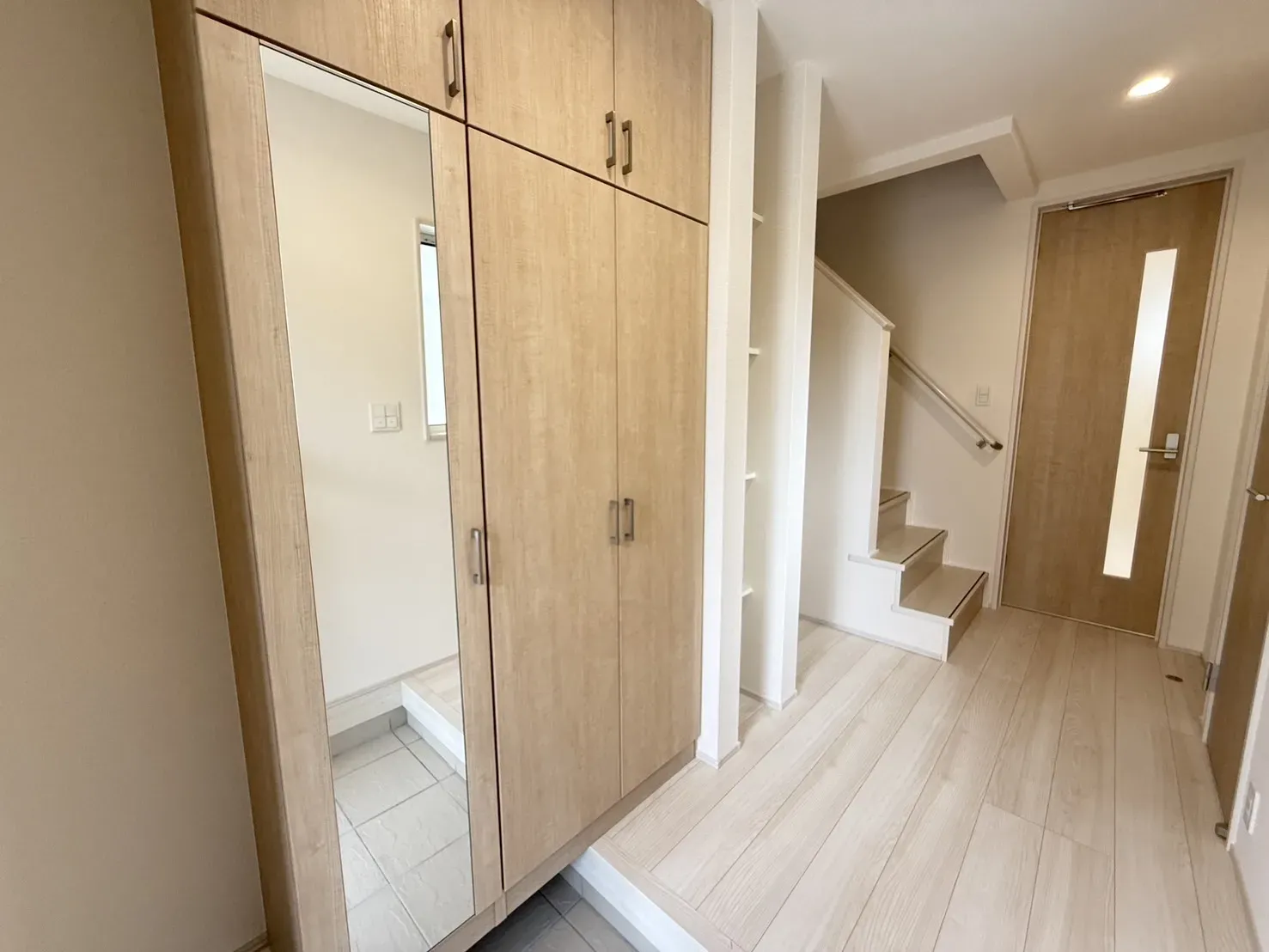 【玄関】
大容量の姿見鏡付シューズボックスが設置済みです!