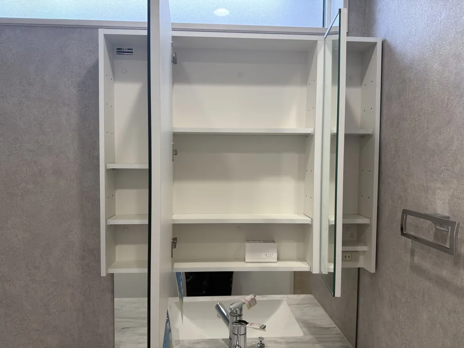 【洗面所】
鏡の裏が収納スペースになっています!