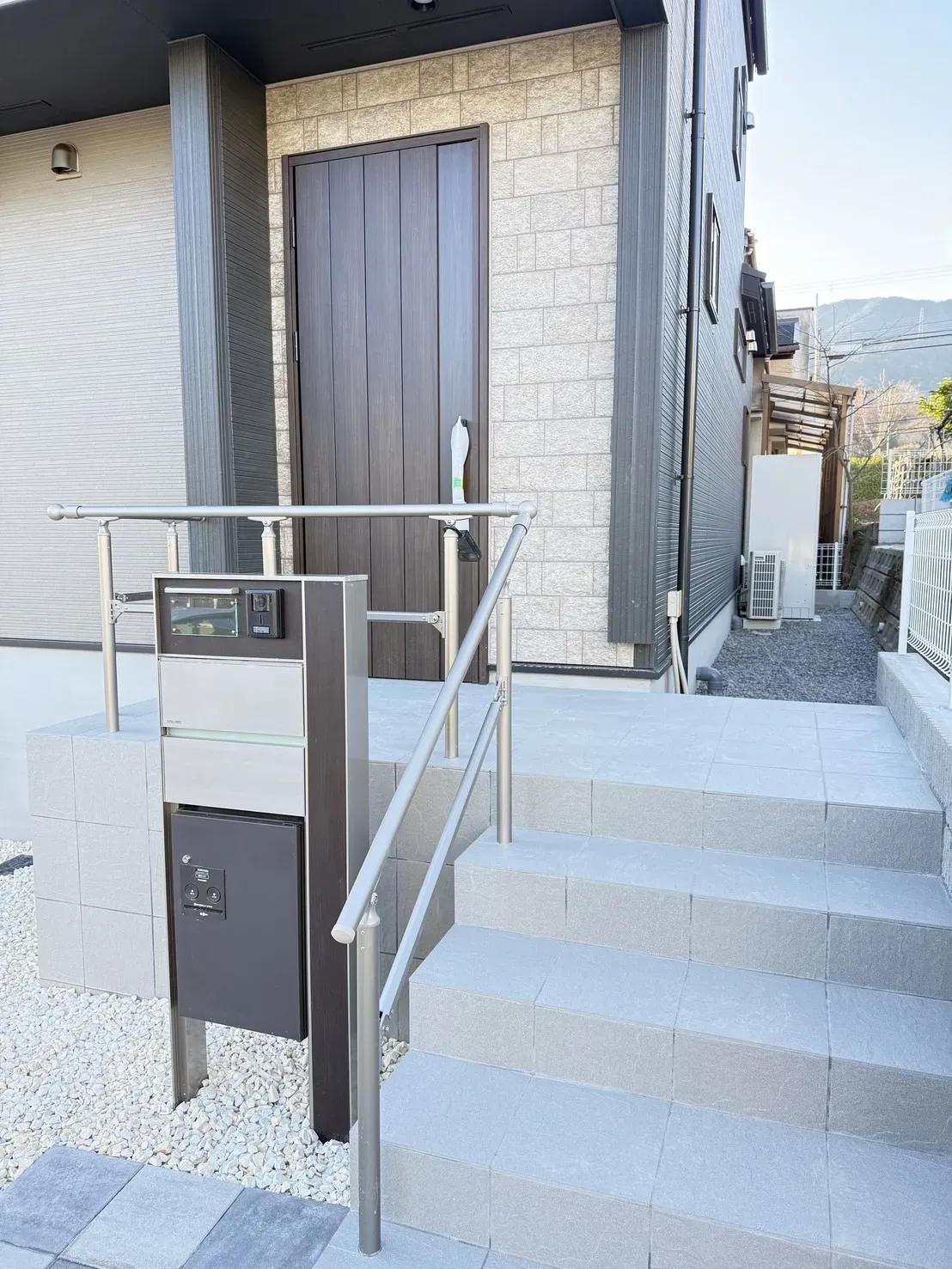 【玄関ポーチ・ポスト】
宅配ボックス付きのポストで不在時でも安心です。